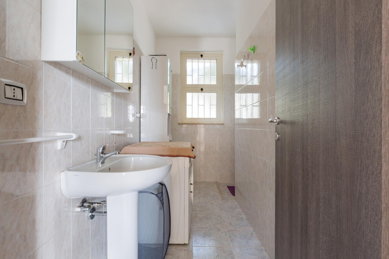 Bathroom 4, Villetta di Paulo, Brindisi