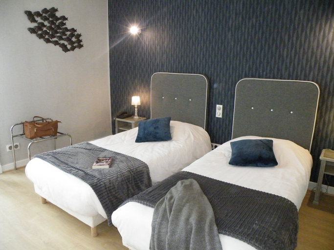 Bedroom 4, Brit Hotel Roanne - Le Grand Hotel, Loire