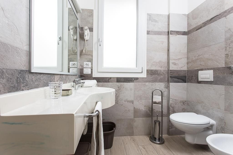 Bathroom 4, Residence Jamaica, Ravenna