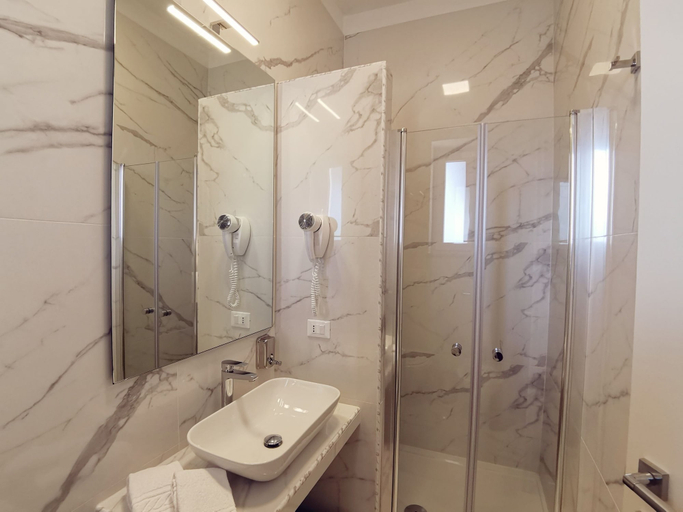 Bathroom 3, FLOS Guest House, Foggia