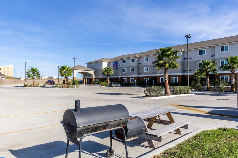 Exterior & Views 2, Super 8 by Wyndham Kenedy, Karnes
