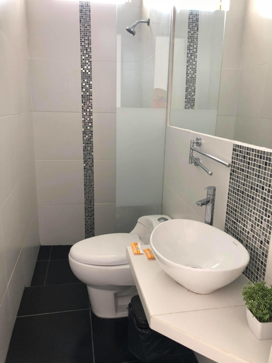 Bathroom 5, Paracas Guest House, Pisco