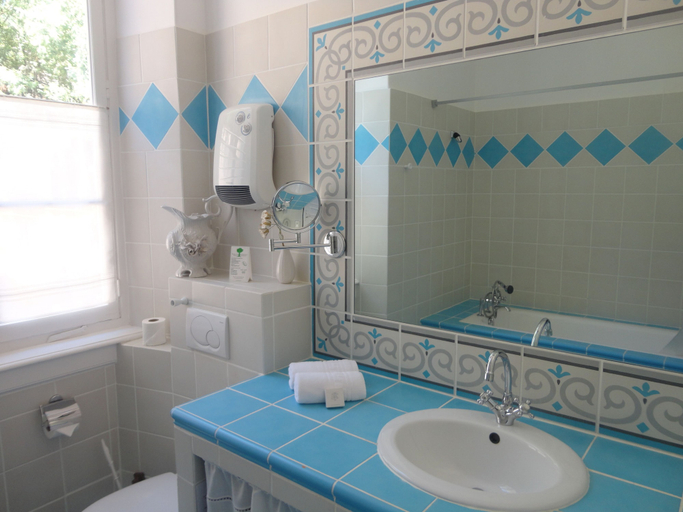 Bathroom 5, Hotel L'Orangeraie, Var
