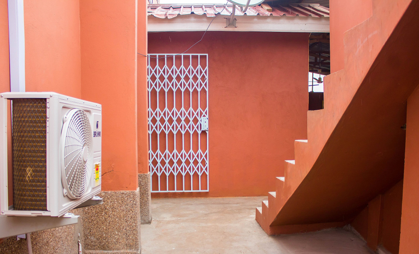 Others, Lexis Lodge, Tema