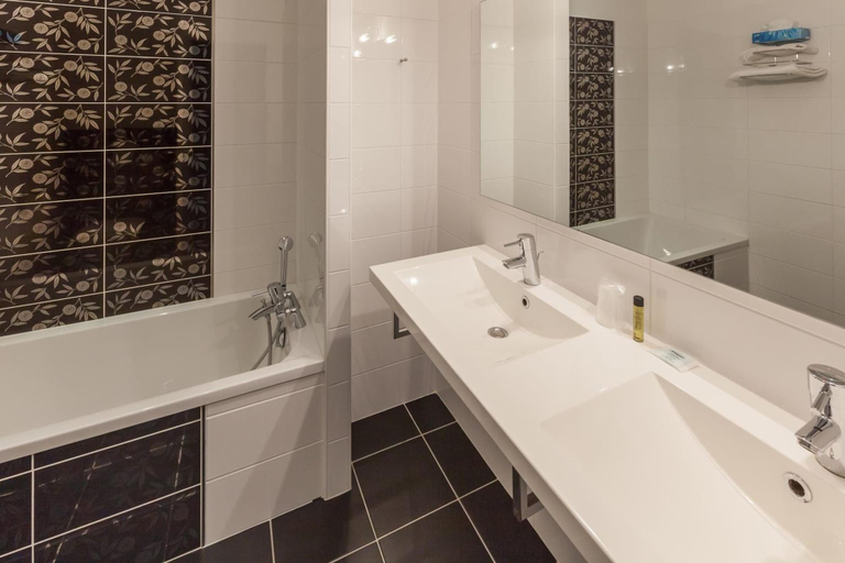 Bathroom 4, Logis Hôtel Aliénor, Gironde