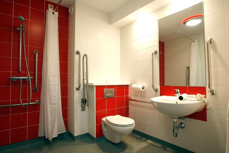 Bathroom 3, Travelodge Madrid Torrelaguna, Madrid