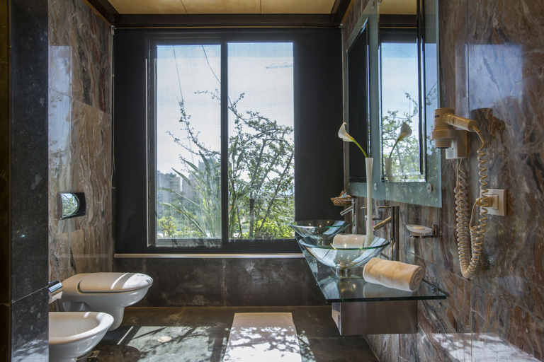 Bathroom 4, Lahoya Beirut, Beirut