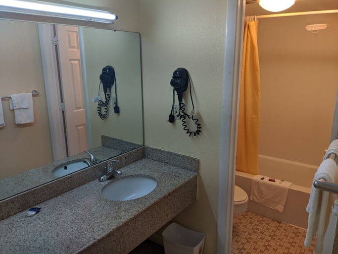 Bathroom 3, Executive Inn, Allen