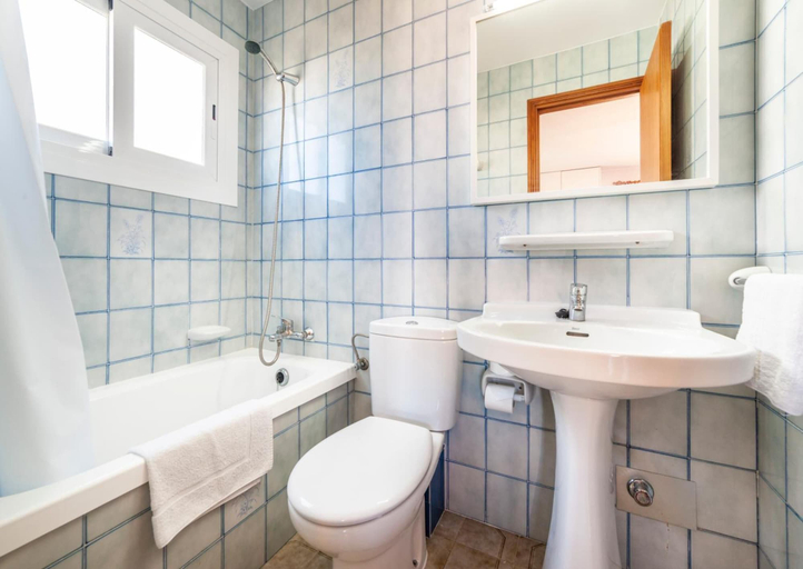 Bathroom 4, Apartamentos Charly's Can Picafort, Baleares