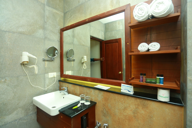 Bathroom 5, Greenwoods Thekkady - A Five Star Classified Resort, Theni