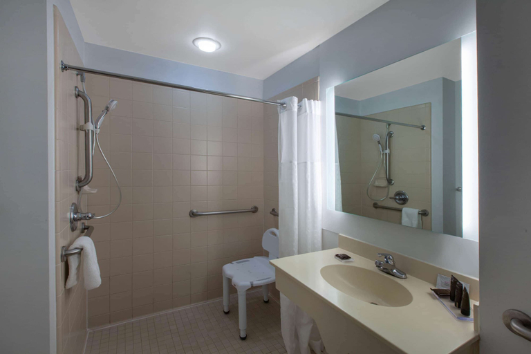 Bathroom 3, Wingate by Wyndham Oklahoma City/Airport, Oklahoma