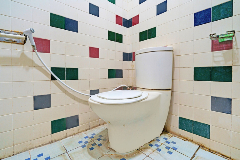 Bathroom, Super OYO 90510 Sand's Residence, Karawang