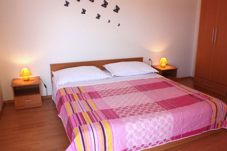 Bedroom 2, Smith Apartments, Pag