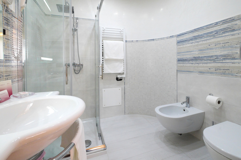 Bathroom 4, Hotel Mediterraneo, Lecce