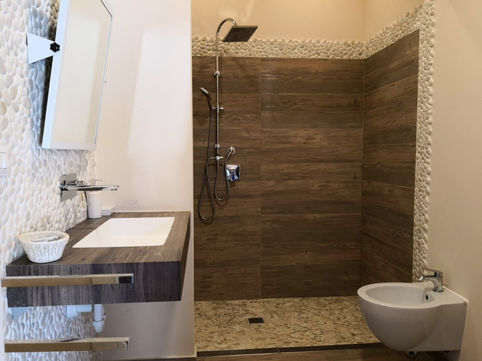 Bathroom 3, Case Damma, Syracuse