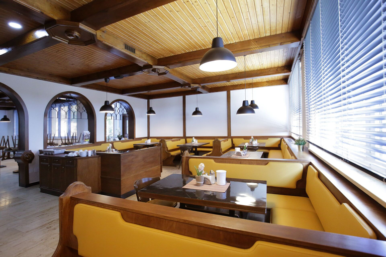 Food & Drinks 5, F Hotel 24h Check-In, Linz Land