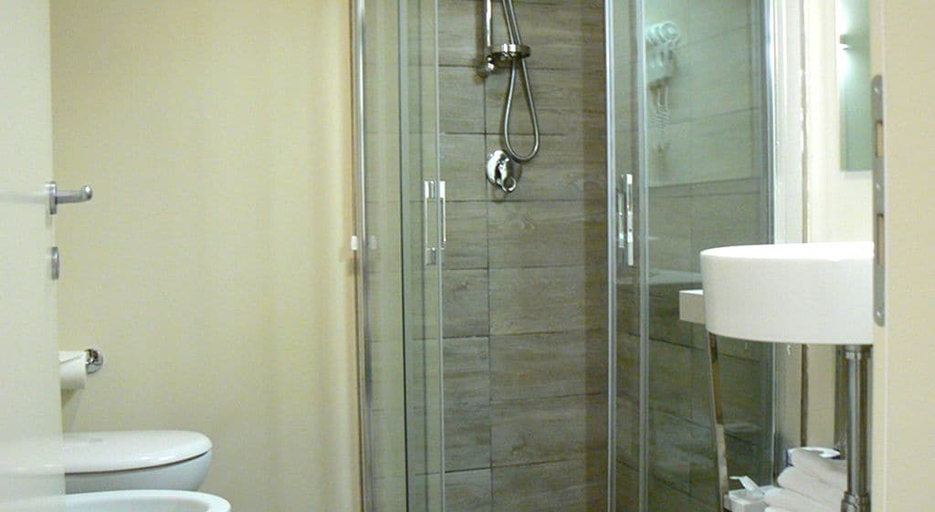 Bathroom 4, L'Hotel, Rimini