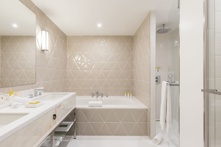 Bathroom 5, Hotel Chais Monnet & Spa, Charente