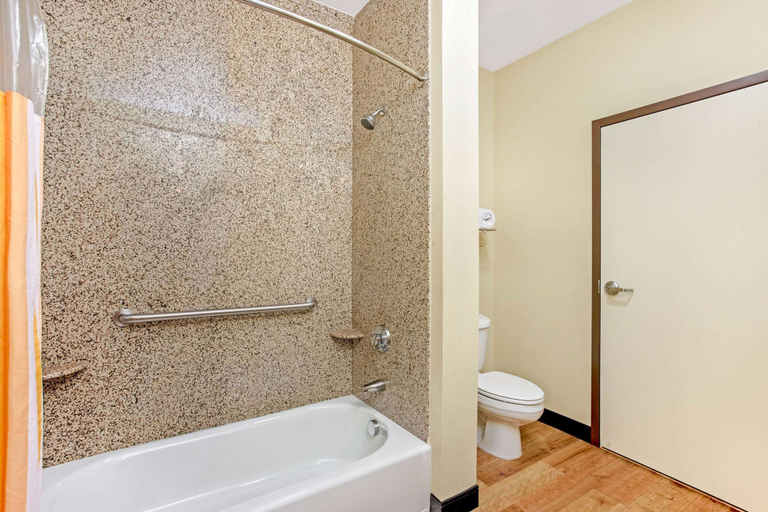 Bathroom 4, La Quinta Inn & Suites by Wyndham Ennis, Ellis