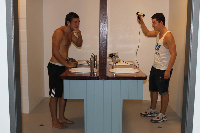 Bathroom 4, Port Douglas Backpackers, Douglas