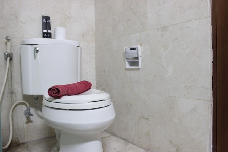 Bathroom 2, Deluxe 2Br At Dago Boutique Apartment, Bandung