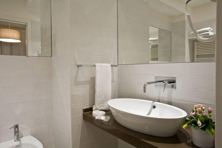 Bathroom 4, Domus Roma, Matera