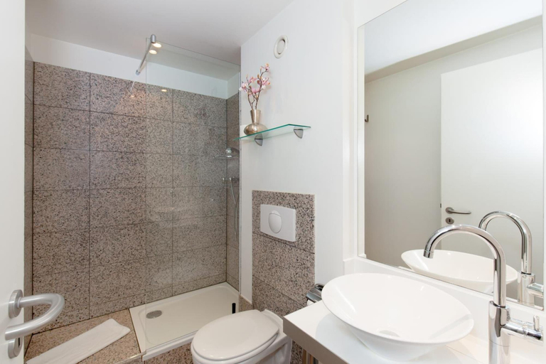Bathroom 5, Paragon Apartments, Frankfurt am Main
