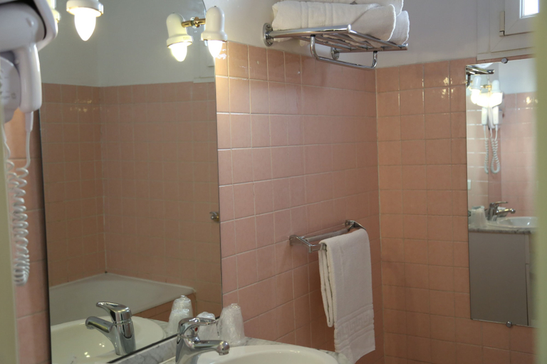 Bathroom 5, Hôtel de France, Hérault