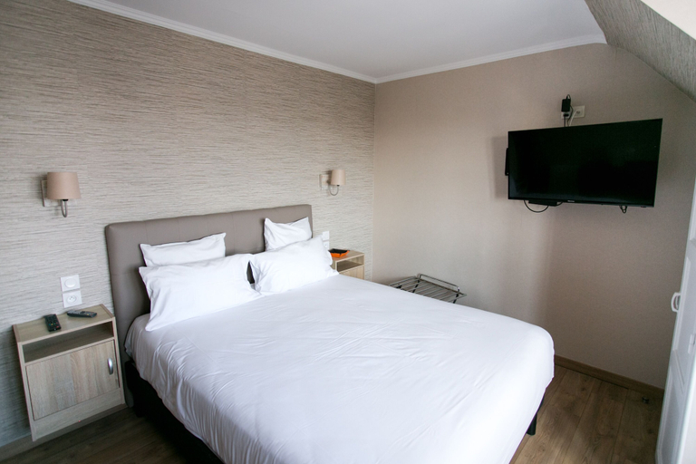 Bedroom 4, Le Cotentin Appart'hôtels & Restaurant 'le Cot', Manche