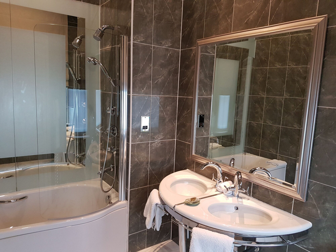 Bathroom 5, Quebecs, Leeds