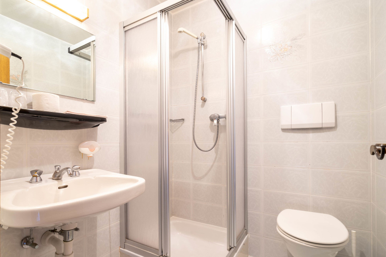 Bathroom 3, Guesthouse Pension Grafenstein, Bolzano