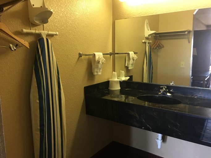 Bathroom 3, Day N Night Inn, Bell