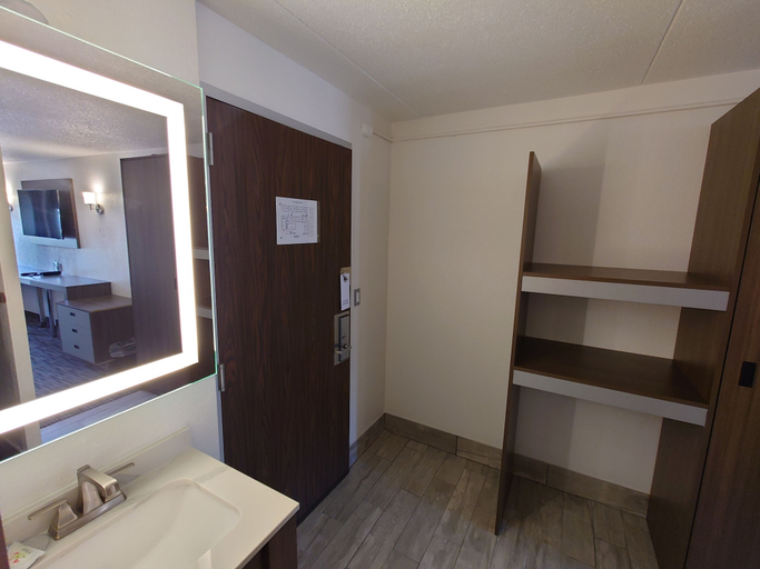 Bathroom 5, Reagan Resorts Inn, Sevier