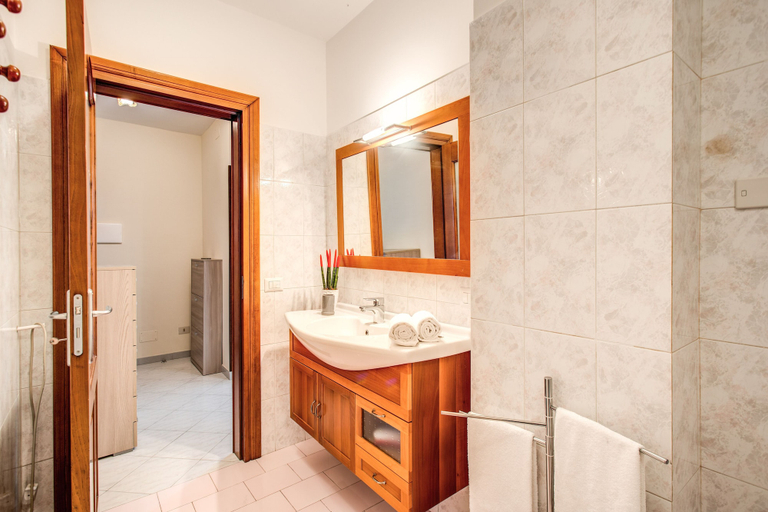 Bathroom 3, Mythos House, Napoli