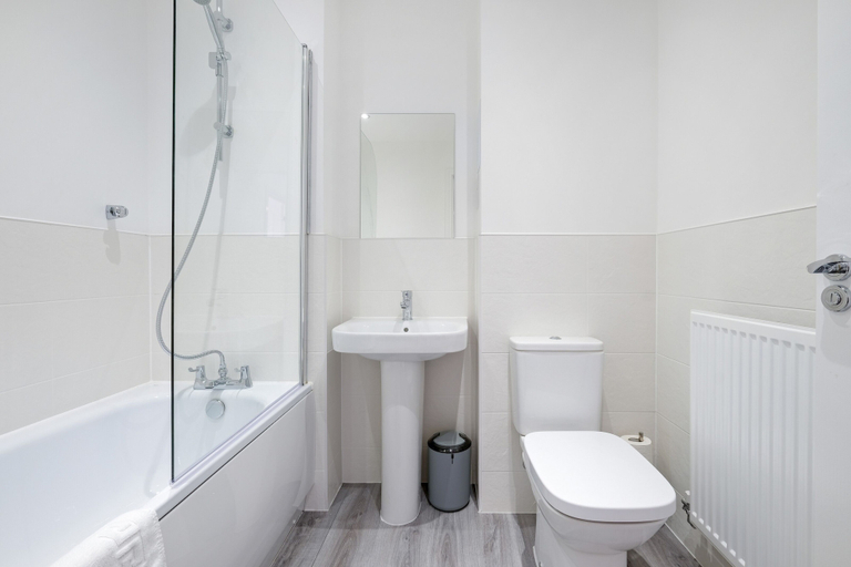 Bathroom 3, Modern 5 Bedroom 3 Bath Hse Aylesbury, Buckinghamshire