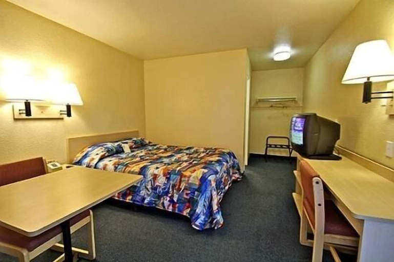 Bedroom 3, Hilltop Inn & Suites, San Bernardino