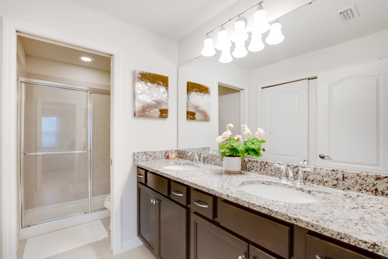 Bathroom 4, 5 bed Town Home With Pool, Osceola
