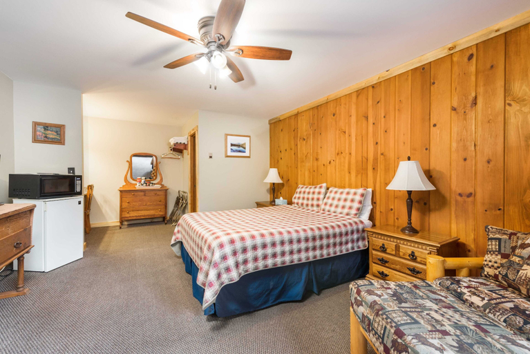 Bedroom 2, 4 Seasons Inn on Fall River, Larimer