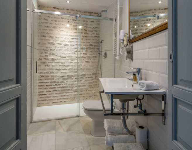 Bathroom 4, Santa María Apartamentos, Sevilla