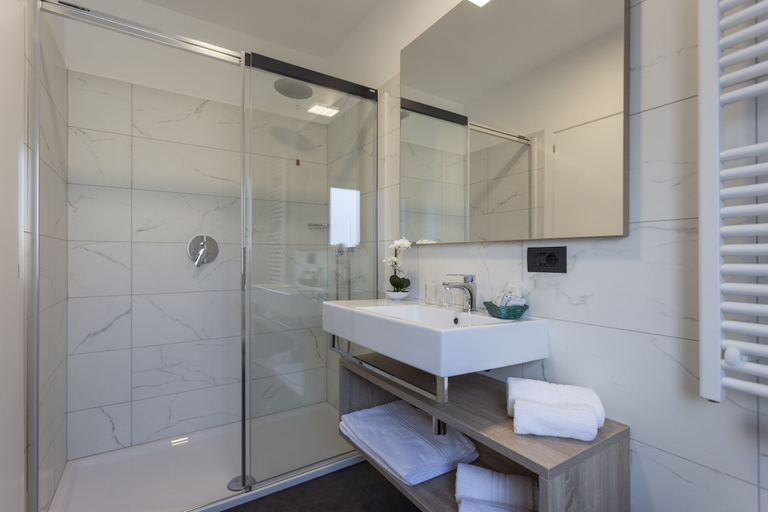 Bathroom 4, Tourist Hotel, Bolzano
