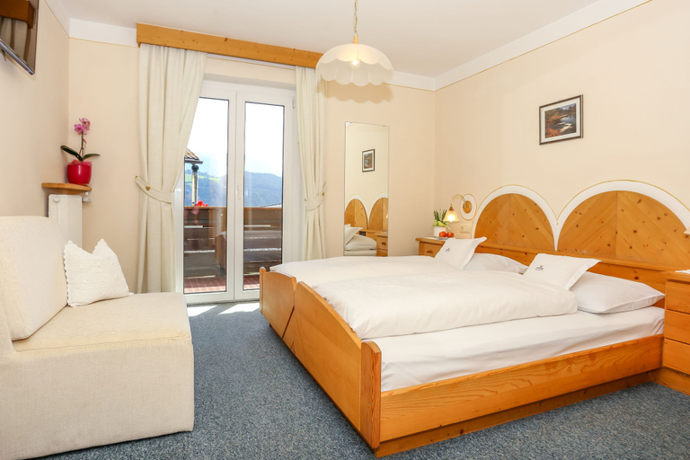 Bedroom 4, Sonnenhotel Adler, Bolzano