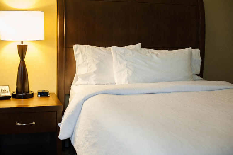 Bedroom 3, Hampton Inn Hazleton, Luzerne
