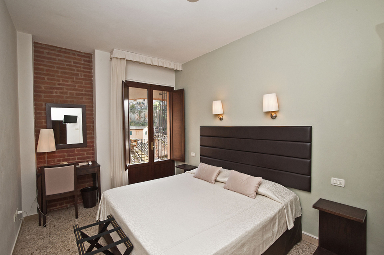Bedroom 5, Hotel Alma Domus, Siena
