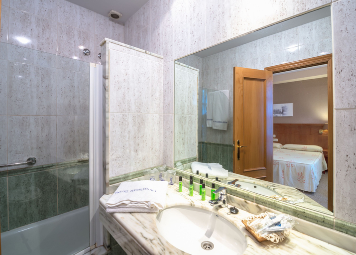 Bathroom 4, Hotel Herradura, A Coruña