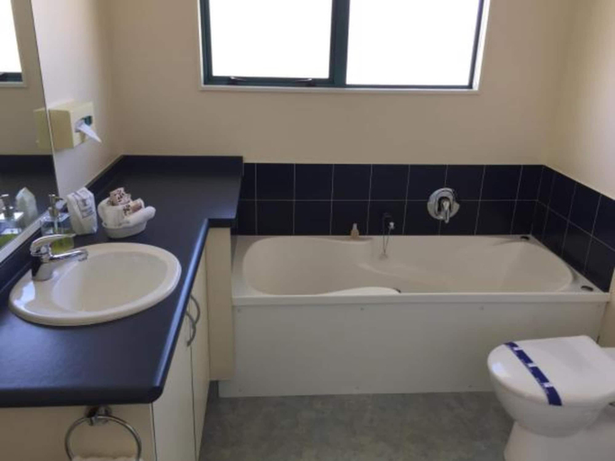 Bathroom 3, Asure Cooks Gardens Motor Lodge, Wanganui
