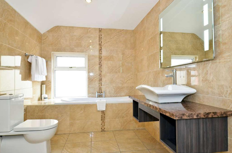 Bathroom, Hibernian Hotel & Leisure Centre