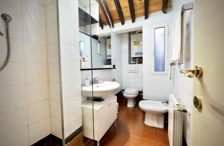 Bathroom 3, Romantica Mansarda di Mascherona, Genova
