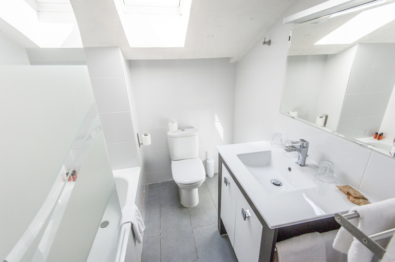 Bathroom 5, Hotel Amirauté, Alpes-Maritimes