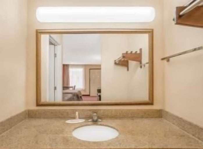 Bathroom 4, Super 8 by Wyndham Sumter, Sumter