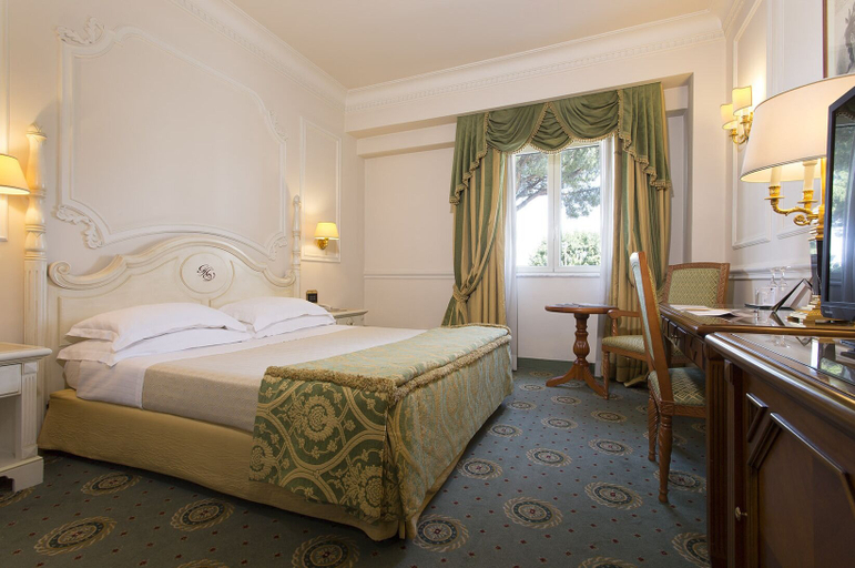 Bedroom 3, Grand Hotel Vanvitelli, Caserta